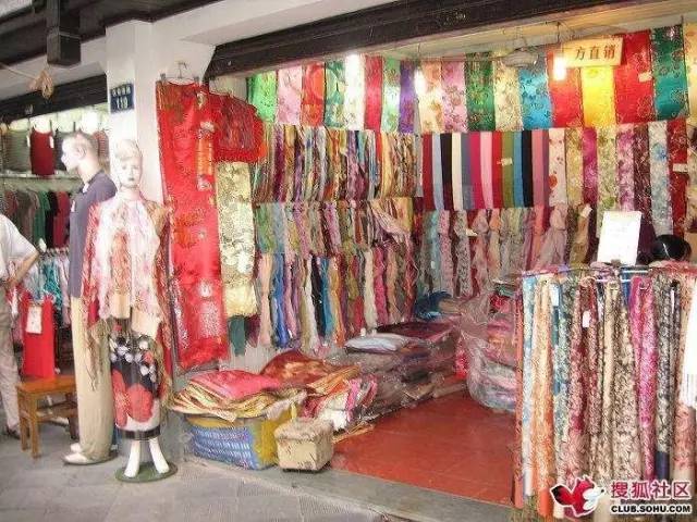 2017蘇杭絲綢服裝（郟縣）博覽會盛大開幕 3000條真絲圍巾免費送，針紡織品精品匯聚